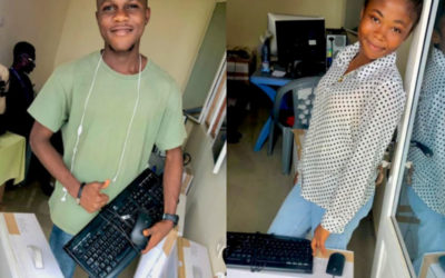 Chaque ordinateur est pourvu d’un clavier et d’une souris